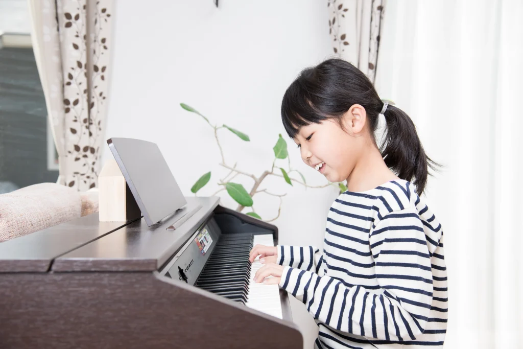 ピアノの練習を楽しむ女の子